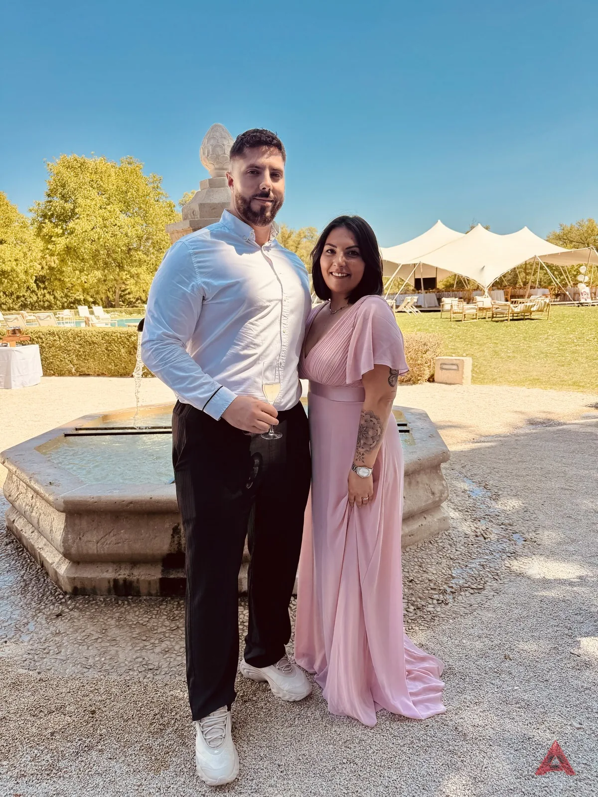 Arden et Cécilia devant une fontaine, dans un domaine